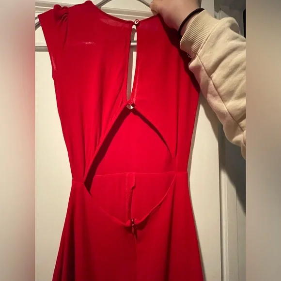 Rare Reformation dress in a vibrant red - Picture 2 of 5